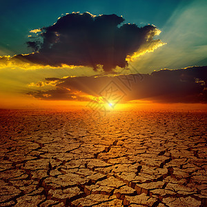 干旱土壤的迅速日落图片
