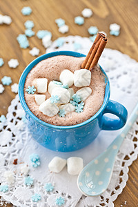 热巧克力加小蛋糕蓝色勺子星形泡沫肉桂可可鞭打巧克力棉花糖粉状图片