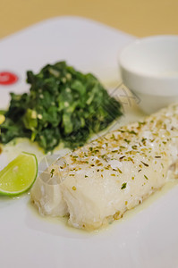 鱼盘鱼油炸白色胡椒美食绿色海鲜食物柠檬盘子蔬菜图片
