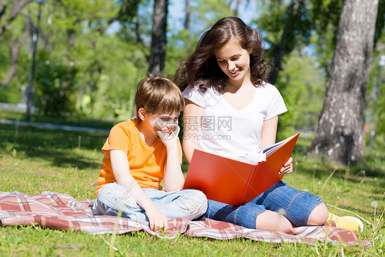 一起阅读一本书喜悦婴儿女性儿子学习教育孩子闲暇童年公园图片