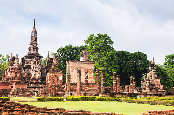 Sukhothai历史公园天空佛塔废墟首都宝塔砖块历史性蓝色寺庙佛像图片