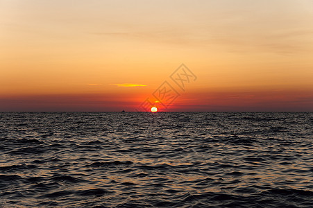 黑海的红日落图片