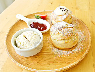 夹奶油和草莓果酱盘子蛋糕红色白色奶制品英语甜点食物小吃饼干图片