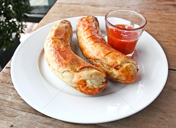 配番茄酱的香肠辣椒红色油炸食物炙烤棕色盘子午餐烧烤美食图片