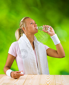 瓶子饮用水中的女童图片