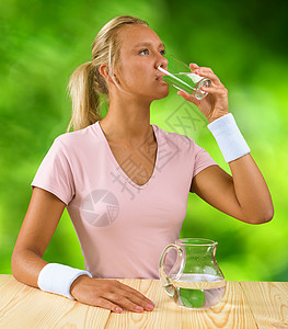 女孩饮用玻璃水图片