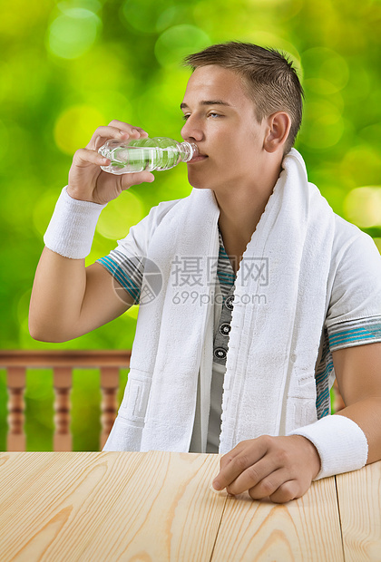 一个人饮用饮用水图片
