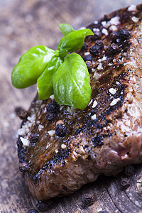 烤牛排加肉 胡椒玉米和盐草药木头烧烤食物叶子胡椒子牛扒香料鱼片菜单图片