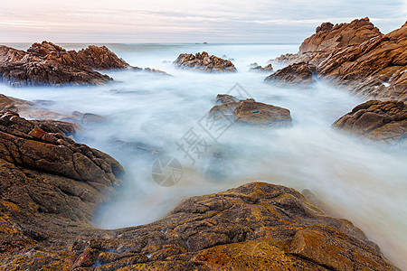 沿海视图支撑岩石场景假期海洋风景旅行海浪天空海岸线图片