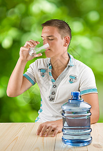 男孩饮用水投手玻璃蓝色男性男人器皿毛巾活力青少年背景图片