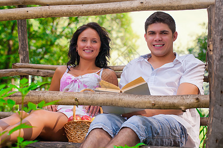 一对在木桥上休息的夫妇图片
