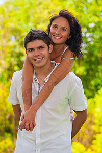 微笑的年轻夫妇友谊男性成人夫妻幸福女性家庭异性快乐活动图片