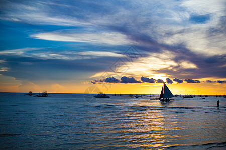 在菲律宾美丽的日落 上小型帆船上的小型帆船图片
