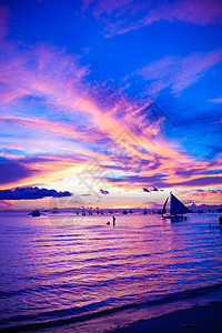 在菲律宾波拉凯岛的日落 令人惊艳的夕阳下游帆船图片