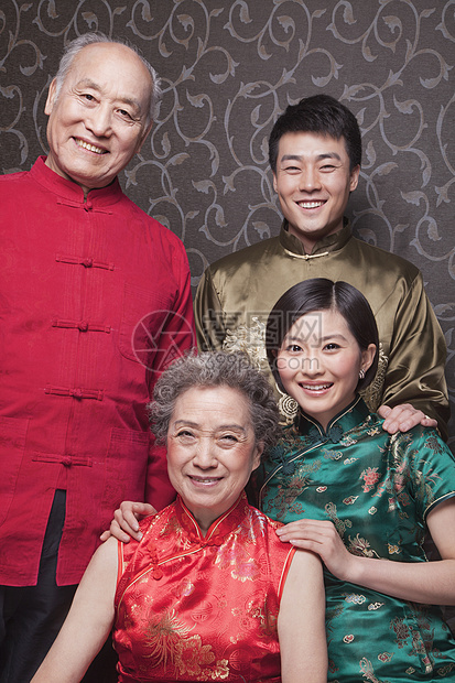 外祖父母和成年孙辈传统中华服装的外衣肖像图片