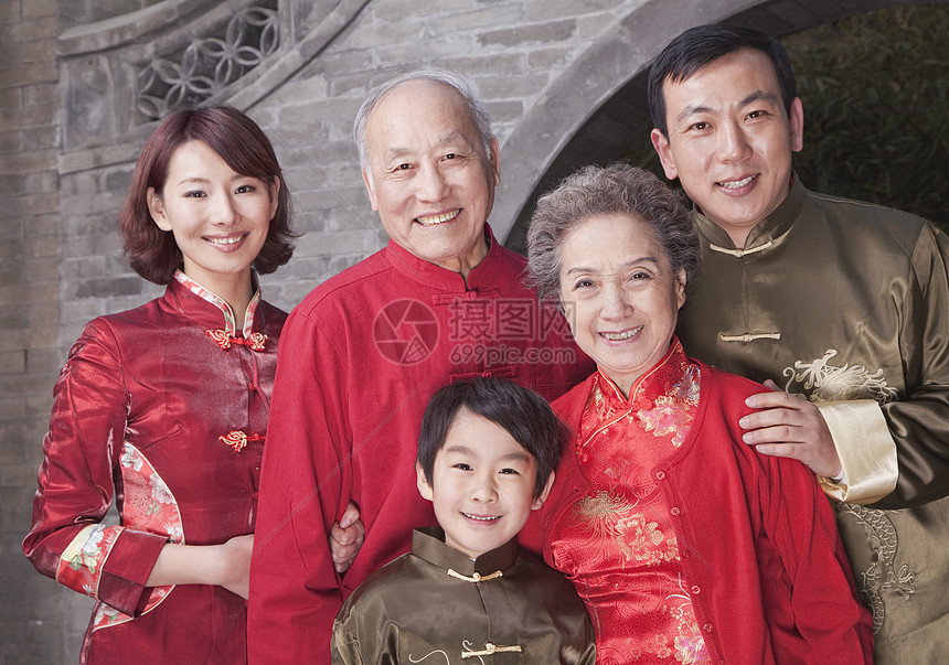 多代多代家庭肖像 由中国传统建筑制作男孩们白发老年快乐收腰微笑妇女短发孩子母亲高清图片下载-正版图片321724041-摄图网