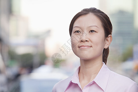 北京外面的年轻女商务人士 肖像个性业务水平女性前景微笑纽扣生长愿望衬衫图片