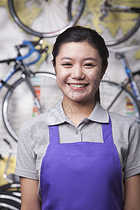 北京自行车商店年轻女机械工的肖像 北京享受服装体育车轮长发幸福黑发服务摄影收腰图片