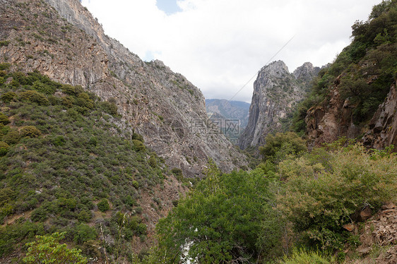 峡谷国王季节崎岖花岗岩岩石红杉晴天国家绿色风景森林图片