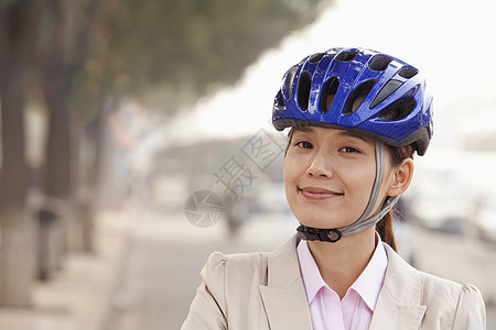 青年商业女商务人士与自行车搭乘的汽车 中国北京摄影享受运输城市生活旅行衣冠安全长发通勤者商务图片