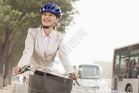 青年商业女商务人士与自行车搭乘的汽车 中国北京快乐通勤者城市生活旅行幸福生活方式装备摄影微笑人士图片