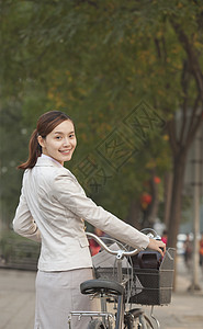 青年商业女青年 与自行车站在一起 中国北京人士微笑肩膀前景城市生活灰色头发商务快乐享受图片