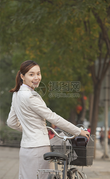 青年商业女青年 与自行车站在一起 中国北京人士微笑肩膀前景城市生活灰色头发商务快乐享受图片