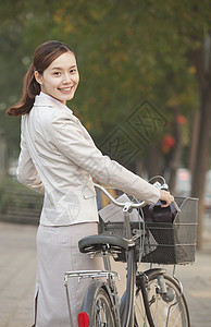 青年商业女青年 与自行车站在一起 中国北京幸福快乐运动街道生活方式城市生活享受旅行衣冠人士图片