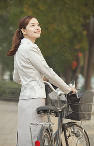 青年商业女青年 与自行车站在一起 中国北京微笑人士通勤者摄影衣冠旅行生活方式城市生活快乐幸福图片