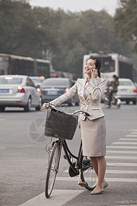 青年商业女青年 与自行车站在一起 中国北京生活方式通勤者衣冠人士城市生活幸福运动旅行摄影运输图片