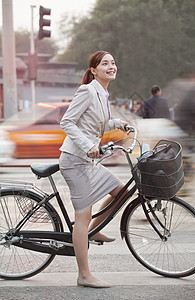 青年商业女商务人士与自行车搭乘的汽车 中国北京商务女性棕色运动快乐享受街道人士通勤者旅行图片