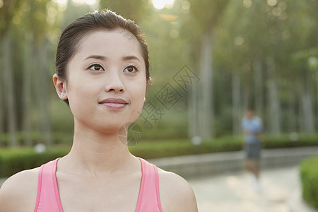 在中国北京公园穿运动服的年轻女青年女子棕色两个人服装头发跑步城市生活年轻人享受活力生活方式图片
