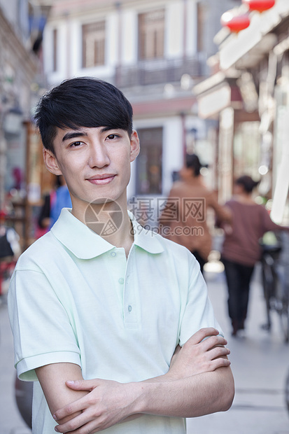 北京外门青年男子肖像黑发城市文化微笑活力景观前景短发服装城市生活图片