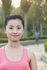 在中国北京公园穿运动服的年轻女青年女子生活方式公园两个人微笑城市生活棕色运动摄影活力长发图片