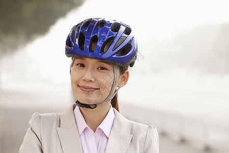 青年商业女商务人士与自行车搭乘的汽车 中国北京运输街道通勤者快乐头盔装备旅行微笑人士摄影图片