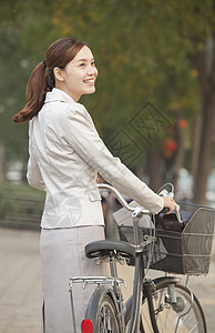 青年商业女青年 与自行车站在一起 中国北京快乐微笑棕色运动前景长发人士幸福肩膀衣冠图片