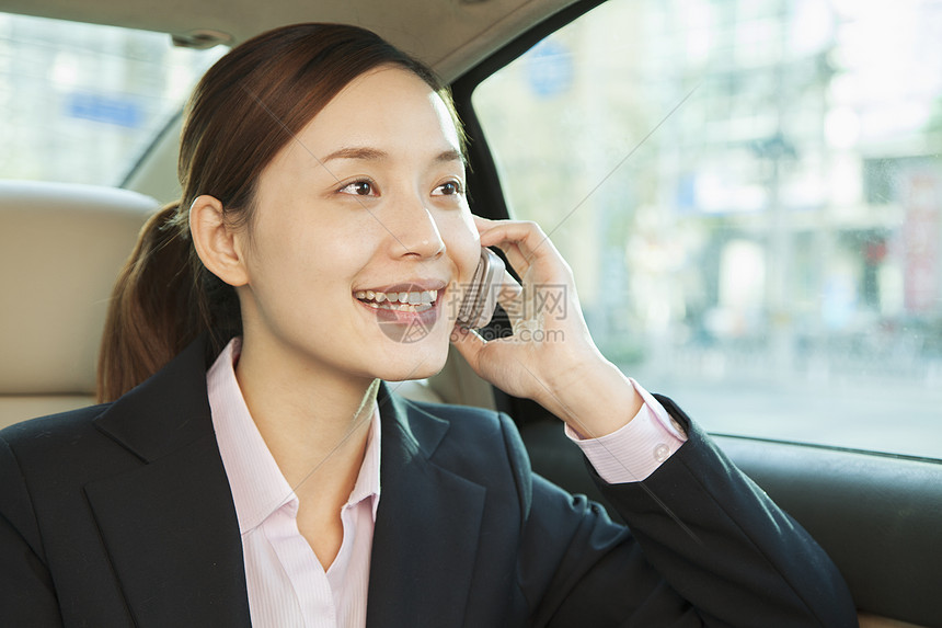 电话上的汽车后座的女商务人士内饰反射玻璃业务技术愿望手机人士长发微笑图片