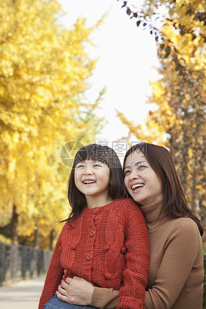 母亲和女儿秋秋秋长发拥抱季节衣物女孩们幸福毛衣黑发头发沉思图片