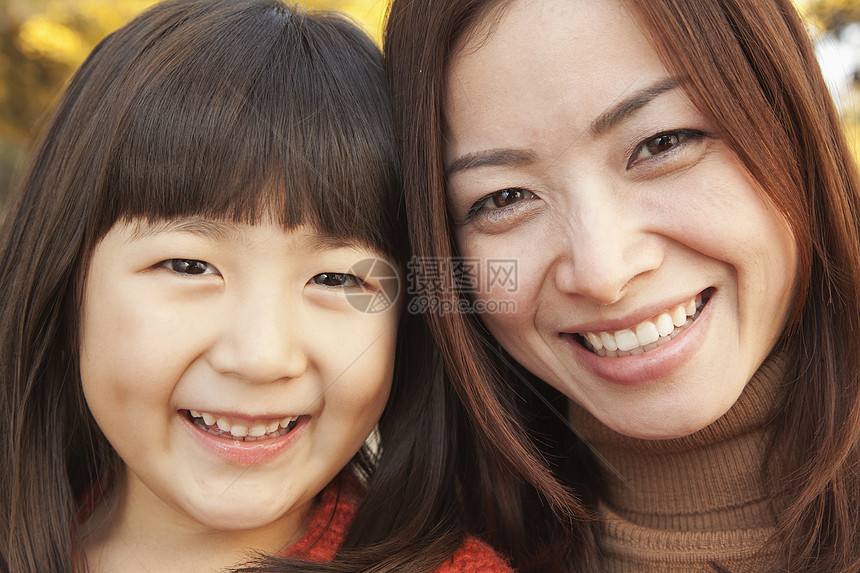 母亲和女儿秋秋秋衣物快乐家长季节长发情绪毛衣幸福微笑妈妈图片