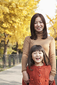 母亲和女儿秋秋秋省会喜悦团结衣物情绪快乐长发女性叶子成人图片