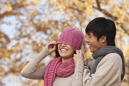 青年男子用帽子遮盖年轻女性的眼睛图片