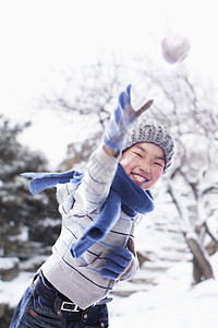 男孩在雪中玩耍活力保暖影棚摄影围巾享受快乐投掷衣物幸福图片