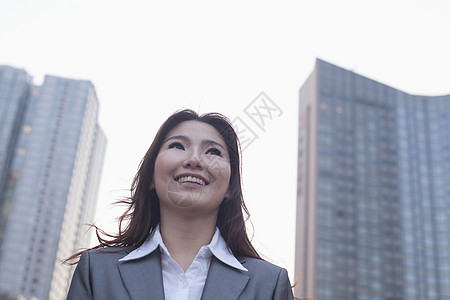 北京市户外年轻女商务人士的肖像图片