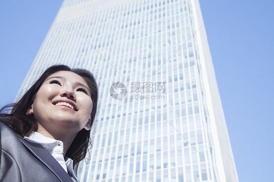 北京中国世界贸易中心大楼对年轻商业女青年的一幅肖像图片