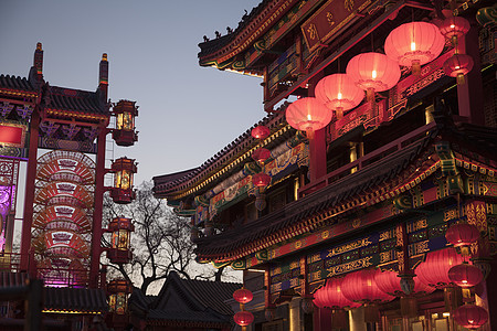 中国北京黄昏时照亮的中国传统建筑 12月10日天空视图低角度灯笼文化摄影外观水平图片
