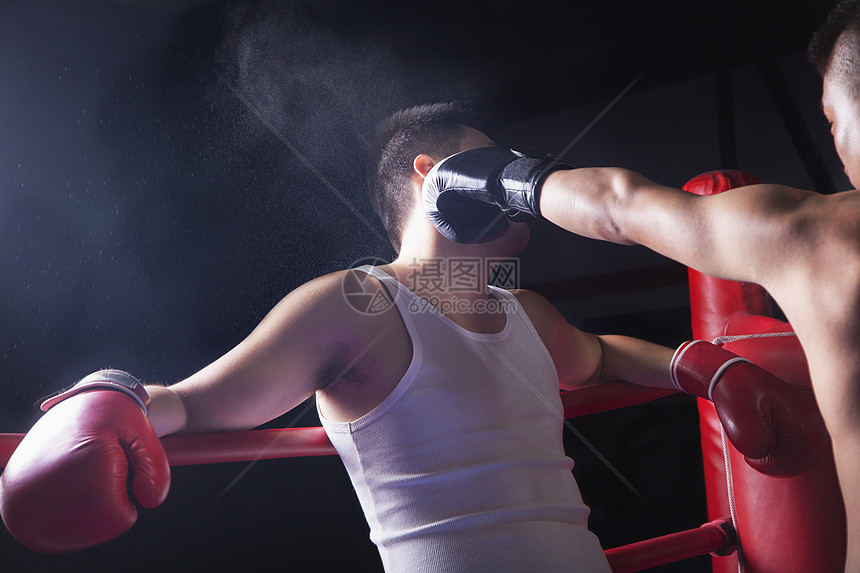 雄拳手在拳击场上打出一拳的拳击手图片