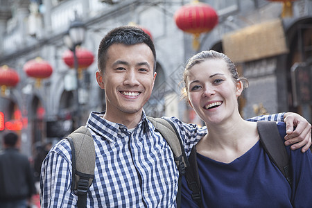有中国建筑背景的 年轻夫妇的肖像 (笑声)图片