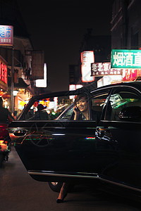 商业女商务人士夜间在北京的电话上下车 下班后下车图片