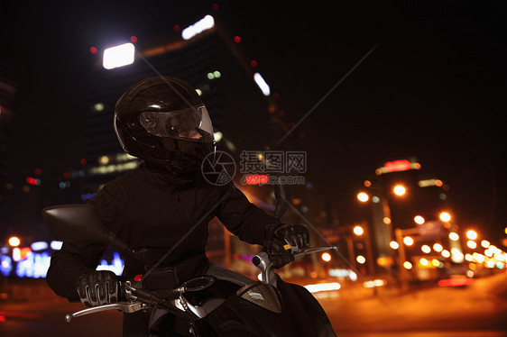 年轻人晚上骑摩托车 在北京街上穿过北京街的街道头饰建筑速度方式安全城市生活骑术运输头盔图片