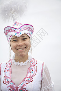 身着哈萨克斯坦传统服装 工作室拍摄的年轻微笑女人肖像 照片来自哈萨克斯坦身份裙子白色头饰刺绣头肩幸福女性文化活力图片